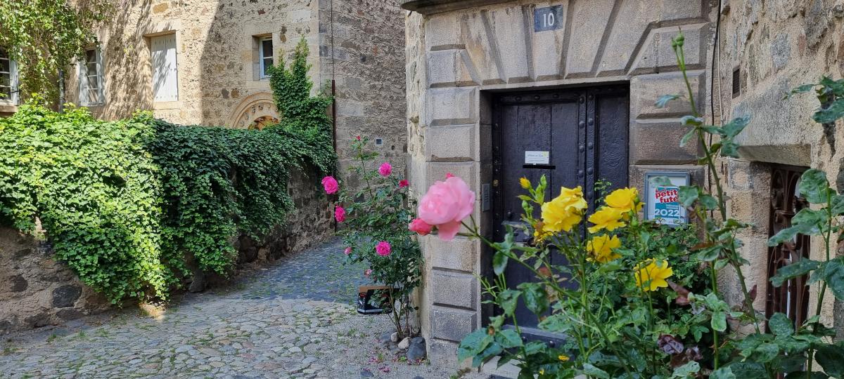fleur dans la rue prat du loup au puy en velay